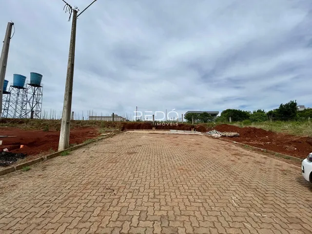 Vista de um terreno com área pavimentada e terra exposta em Lajeado.