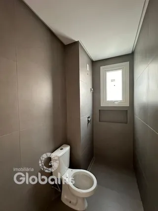 Foto de um banheiro interno com azulejos e janela.