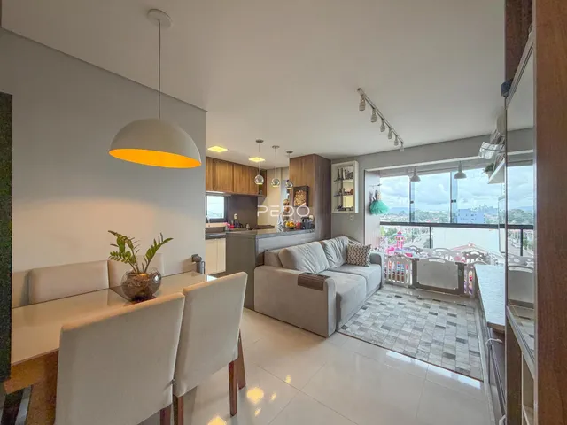 Sala de estar e jantar com vista para a paisagem.