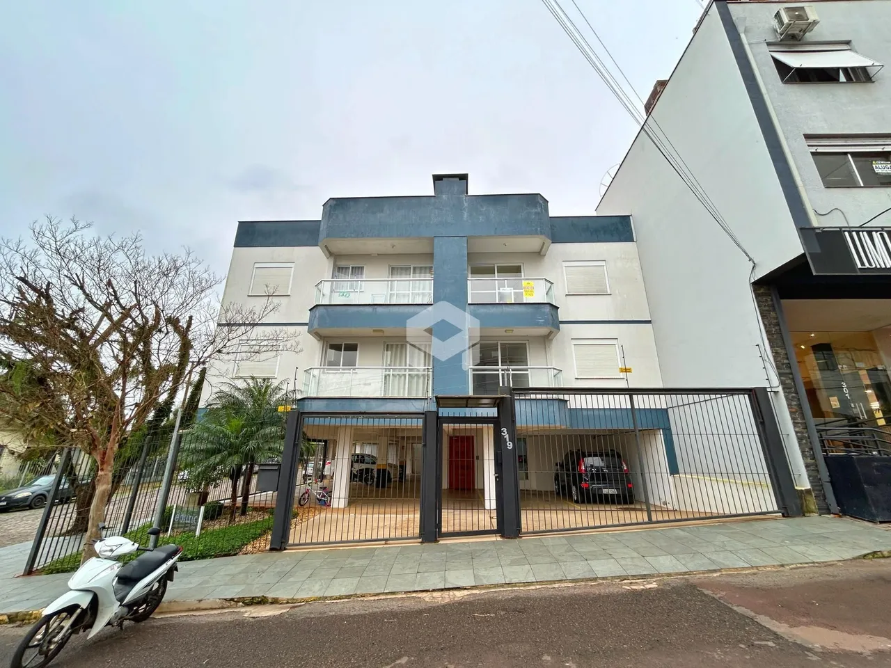 Fachada de um imóvel residencial em Lajeado, Brasil, com portão de ferro.