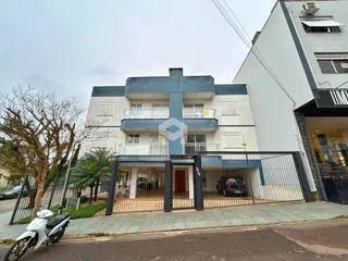 Fachada de um imóvel residencial em Lajeado, Brasil, com portão de ferro.