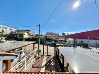 Vista externa de uma propriedade com cerca e telhado em Lajeado, Brasil.