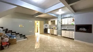Ambiente amplo com piso de cerâmica e área de cozinha em um imóvel no Brasil.