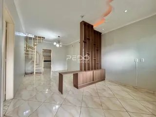 Ambiente interno com piso de cerâmica claro e escadaria.