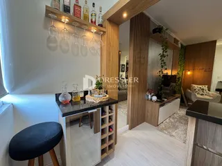 Ambiente de sala de estar com balcão e decoração em madeira.