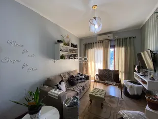 Sala de estar com sofá e decoração em uma residência.
