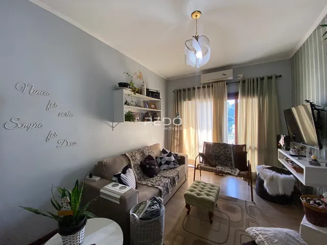 Sala de estar com sofá e decoração em uma residência.
