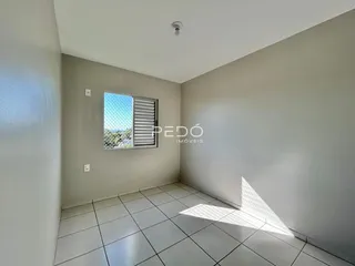Ambiente interno de uma sala com piso de cerâmica e janela.