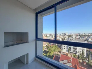 Vista da cidade através de uma grande janela em um imóvel em Lajeado.