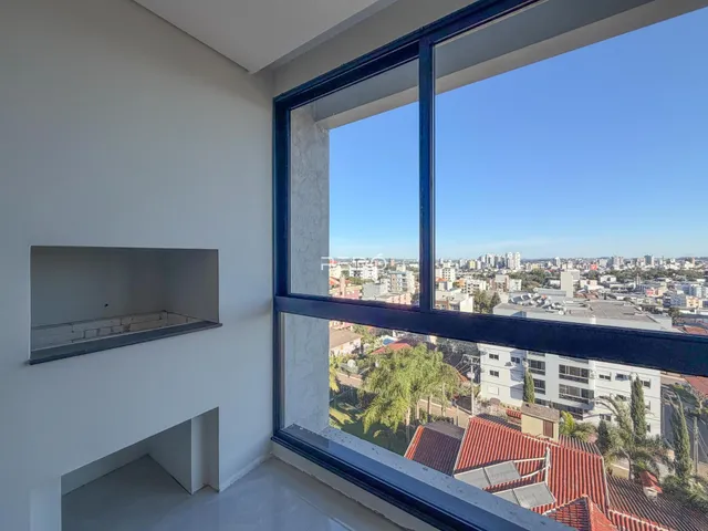 Vista da cidade através de uma grande janela em um imóvel em Lajeado.