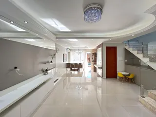 Ambiente interno moderno com piso de porcelanato e iluminação clara.