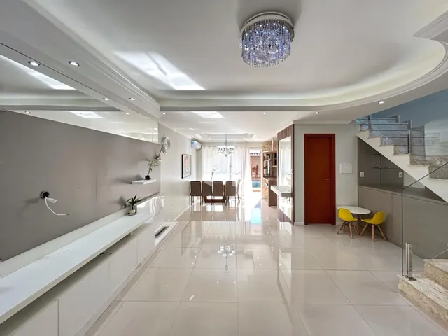 Ambiente interno moderno com piso de porcelanato e iluminação clara.