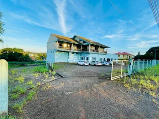 Vista externa de uma casa em Lajeado, Brasil, com área de terreno em primeiro plano.