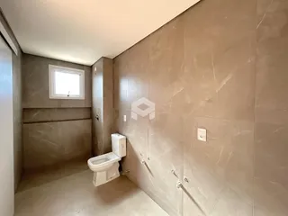 Foto de um corredor com revestimento de parede em tom bege claro.