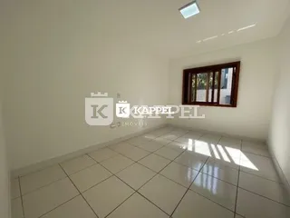Ambiente interno com piso de cerâmica e paredes claras.