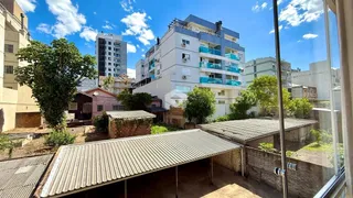 Vista externa de um imóvel em Lajeado, Brasil, mostrando telhados e vegetação.