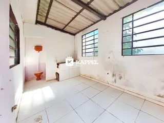 Ambiente interno com piso de cerâmica e paredes brancas em uma residência.