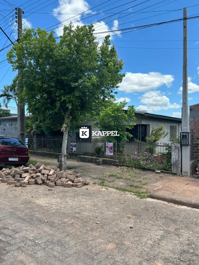 Foto da fachada de uma propriedade em Lajeado, Brasil, mostrando a área externa e a vegetação.