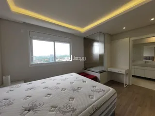 Quarto com cama e janela em um apartamento no Brasil.