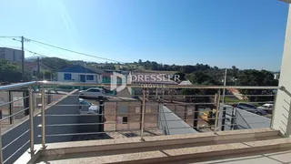 Vista da varanda com paisagem verde ao fundo.