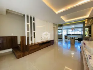 Sala de estar ampla com piso de porcelanato e decoração moderna.