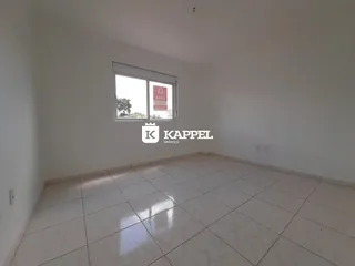 Foto de um cômodo interno com paredes brancas e piso de cerâmica.