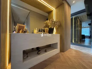 Uma foto de um interior com painéis de madeira decorativos e uma prateleira embutida.