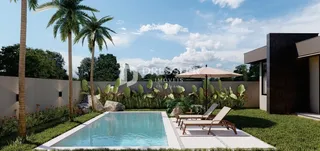Vista externa de uma piscina e jardim em uma propriedade.