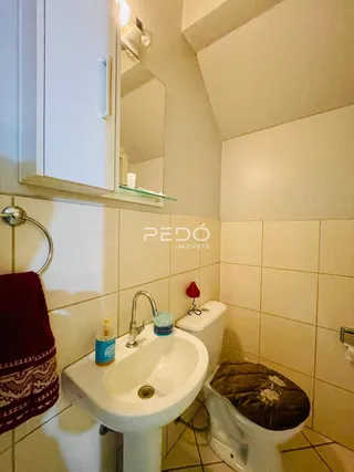 Foto de um banheiro com azulejos brancos.