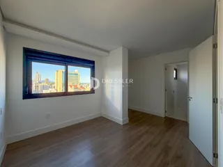 Uma sala de estar com vista para a paisagem urbana.