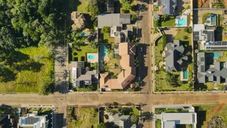 Vista aérea de uma propriedade residencial em Lajeado, mostrando o terreno e as construções circundantes.