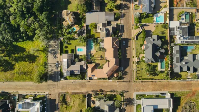 Vista aérea de uma propriedade residencial em Lajeado, mostrando o terreno e as construções circundantes.