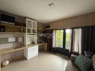 Sala de estar com portas de vidro e decoração moderna em um imóvel no Brasil.