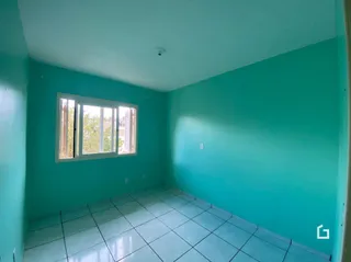 Sala com paredes verde-água e piso de cerâmica.