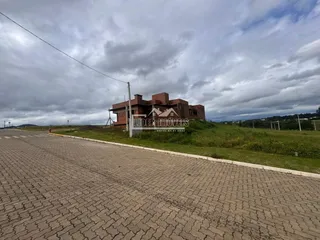 Fachada de uma residência em Lajeado, Brasil, ao lado de uma estrada pavimentada.