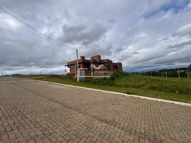 Fachada de uma residência em Lajeado, Brasil, ao lado de uma estrada pavimentada.