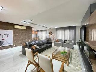 Sala de estar moderna com sofá e decoração em um imóvel no Brasil.