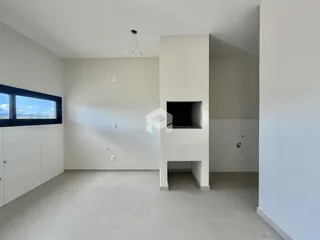 Interior de um espaço com paredes brancas e piso claro.
