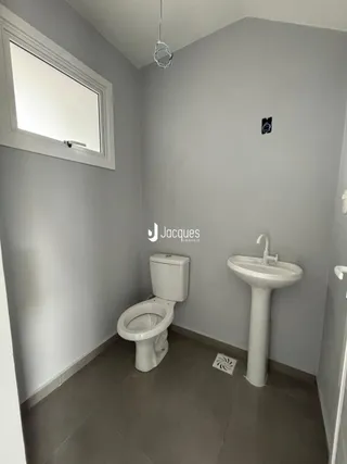 Foto de um banheiro interno com janela.