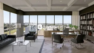 Sala de estar moderna com grandes janelas que oferecem uma vista da paisagem urbana.