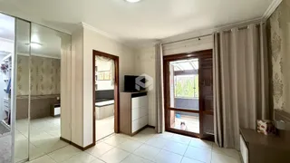 Sala de estar com portas de vidro e piso de cerâmica.