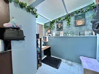 Interior de uma sala com decoração verde e painéis de parede em Lajeado.