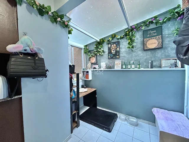 Interior de uma sala com decoração verde e painéis de parede em Lajeado.
