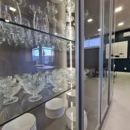 Exposição de taças de vidro em um armário de exibição.