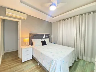Quarto com cama e porta em um imóvel em Lajeado.