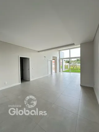 Foto de um ambiente interno vazio com piso de cerâmica claro.