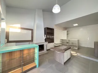 Interior de uma sala de estar com área de cozinha em Lajeado, Brasil.