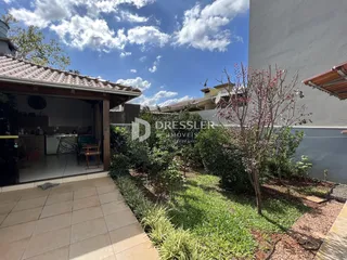 Vista externa de um imóvel com jardim e área de lazer em Lajeado.