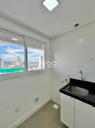 Vista interna de um cômodo com grande janela em uma residência.
