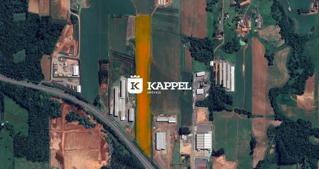 Vista aérea de uma propriedade rural em Lajeado, mostrando campos agrícolas e estruturas.
